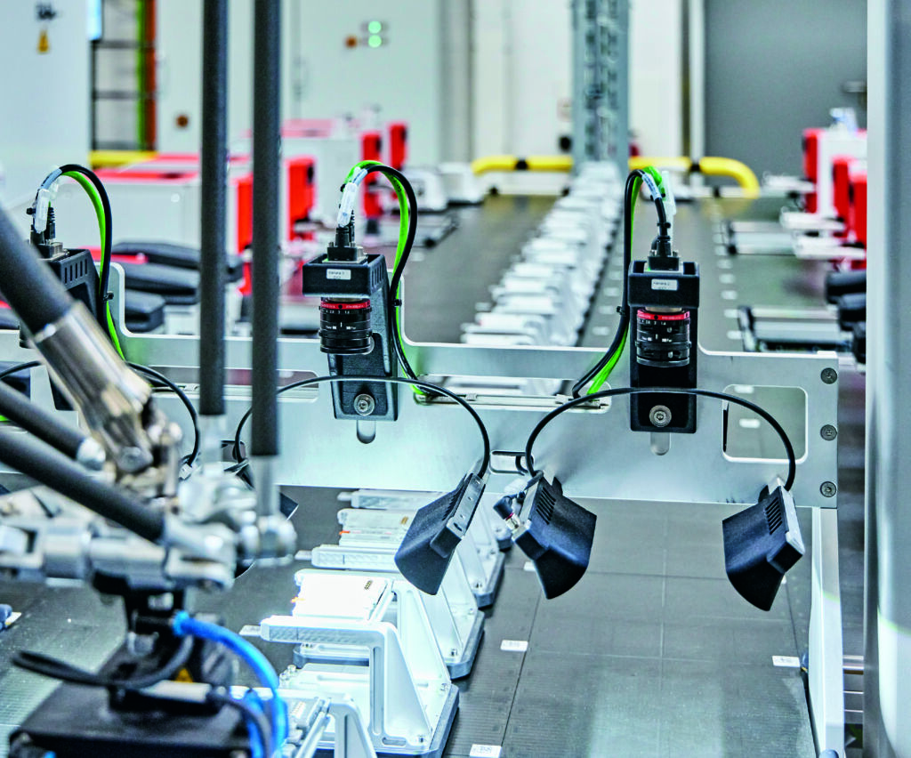 Transportsystem steigert Kapazität und Durchsatz trotz flexibler Fertigung 2 Die Brücke mit den Vision-Systemen über den drei Fahrspuren erfasst beim Durchfahren den Datamatrix-Code jeder Klemme, der dann mit der ID des XPlanar-Movers 'verheiratet' wird.