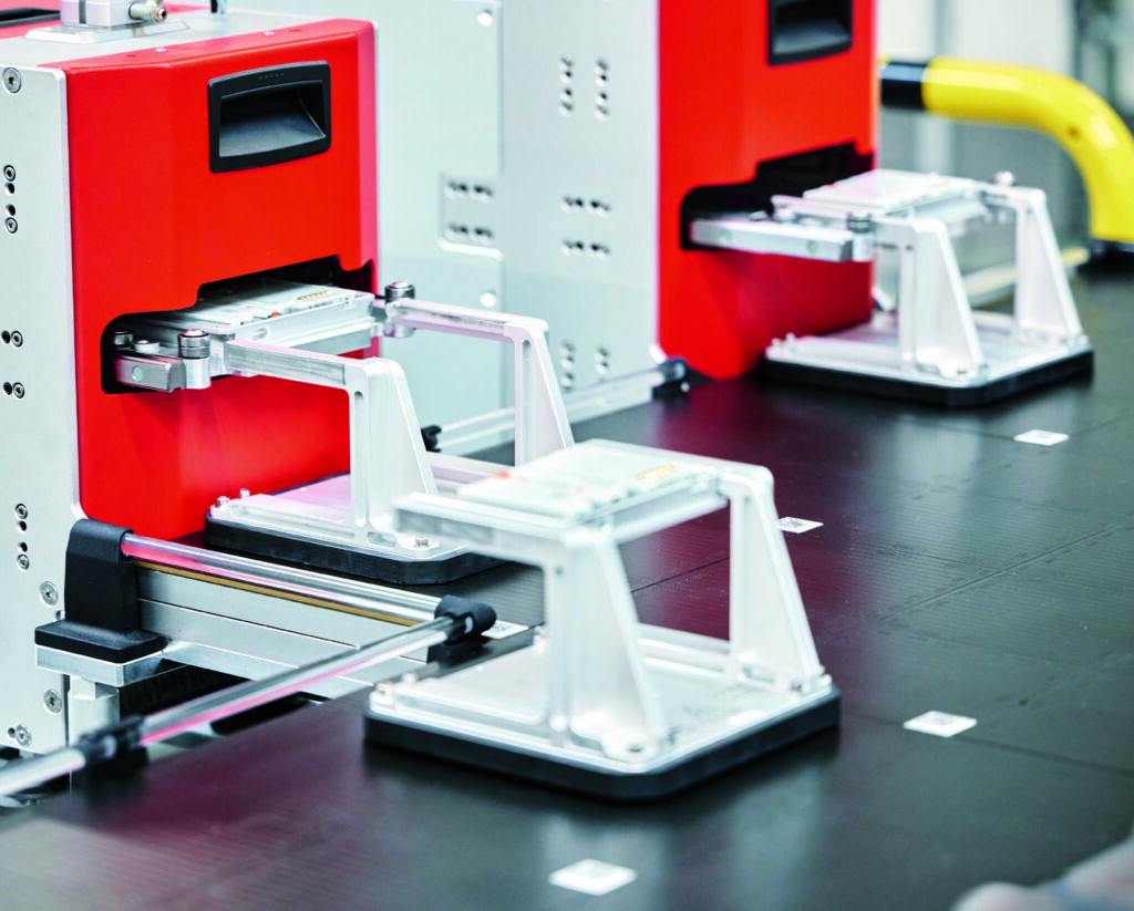 Transportsystem steigert Kapazität und Durchsatz trotz flexibler Fertigung 4 Für den Einzug des Klemmenträgers werden Elektrozyliner AA3000 genutzt; für das Absenken der Kontaktstifte Linearaktuatoren AA1000.