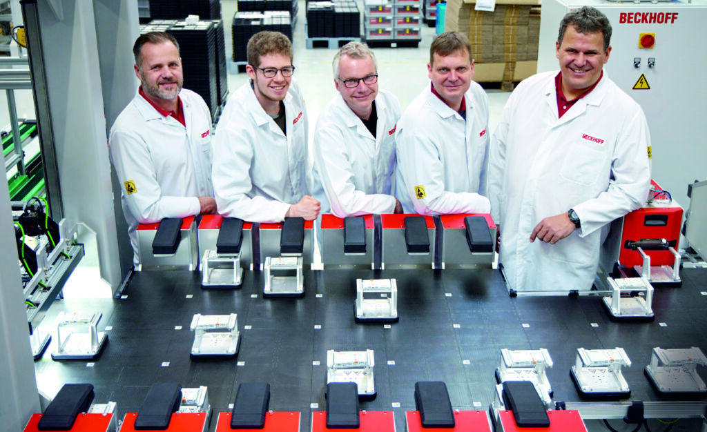 Transportsystem steigert Kapazität und Durchsatz trotz flexibler Fertigung 3 So eine komplexe Anlage lässt sich nur im Team konzipieren und realisieren (Beckhoff-Experten v.l.n.r.): Daniel Golz (Konstruktion Mechanik), Mathis Blattner (Softwareentwicklung Prüfschränke), Ulrich Brockhaus (Anlagenprogrammierung), Stefan Engelke (Entwicklung Testvorrichtung) und Michael Golz (Abteilungsleiter Demo-Systems).