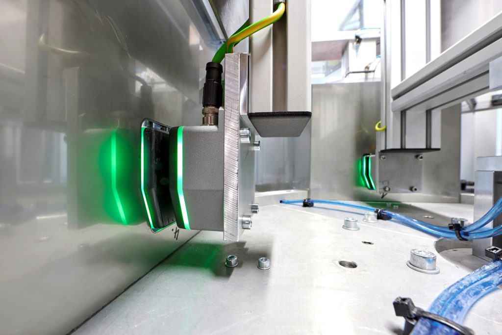 Höhere Verfügbarkeit bei geringeren Wartungskosten 2 Die NearFi-Koppler übertragen Energie- und Echtzeit-Ethernet-Daten auch bei rotierenden Anwendungen kontaktlos; eine exakte Zentrierung ist nicht notwendig