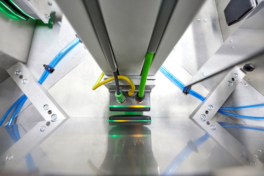 Höhere Verfügbarkeit bei geringeren Wartungskosten 3 Die protokollunabhängige und latenzfreie Echtzeit-Ethernet-Kommunikation erfolgt über einen Luftspalt im Zentimeterbereich