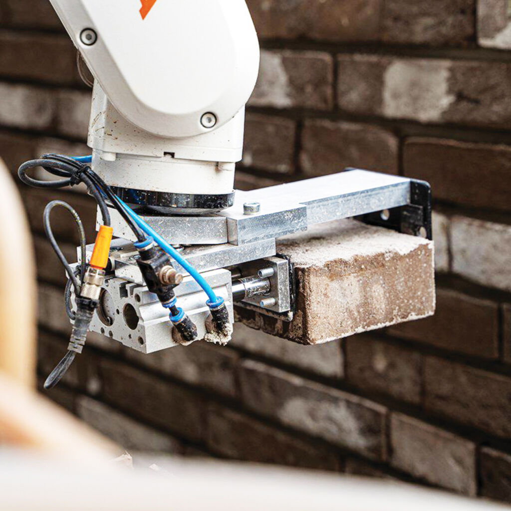 Automatisierungslösung für Maurerroboter 2 Der Kopf des Pax-Roboters hat folgende Funktionen: Die Ziegel in der Maschine vorschneiden, positionieren und mit Mörtel verbinden.