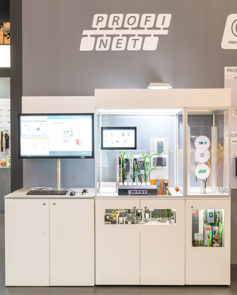 Reibungsloses Zusammenspiel 1 Im Demomodell auf dem PI-Gemeinschaftsstand auf der SPS arbeiten nicht nur Antriebe von elf Herstellern reibungslos zusammen, sondern es wird auch der Mehrwert der Profidrive-Standardisierung für die Simulation gezeigt.