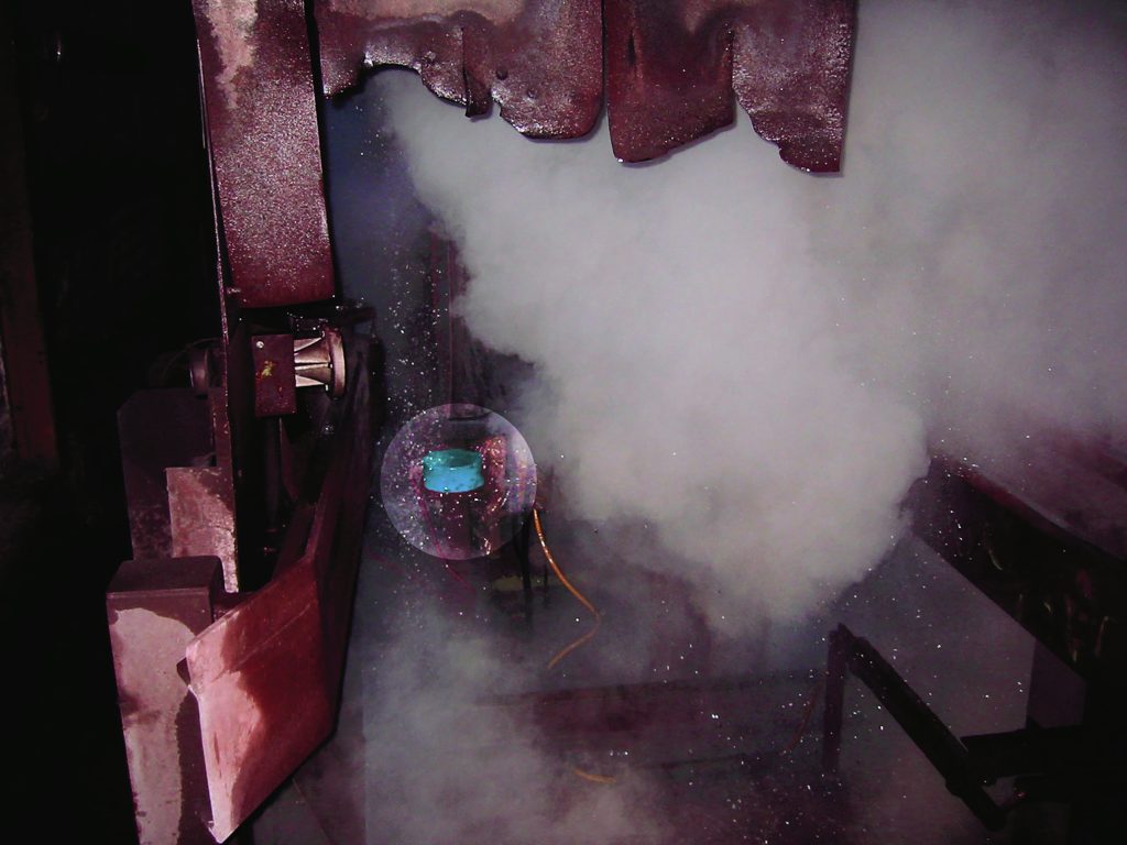 Sensortechnik im Härtetest 1 Induktive Näherungsschalter überwachen den Transport von Gussrohren bei großer Hitze und hoher Luftfeuchtigkeit.