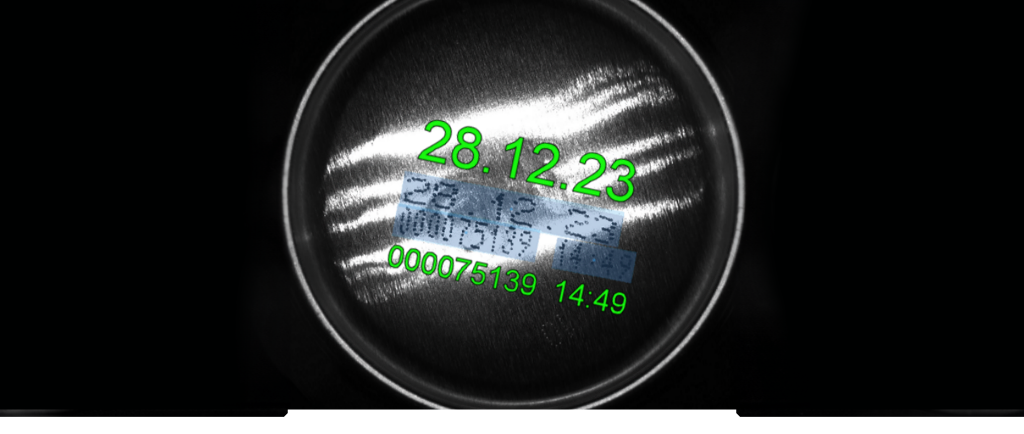  Stabile Schrifterkennung mit Deep-OCR, selbst bei inhomogenem Hintergrund: Erkennung eines Mindesthaltbarkeitsdatums und der Produktionslosnummer auf einer Aluminiumdose mit starken Spiegelungen.