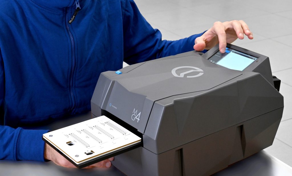 Sicherheit im Produktionsprozess 1 Der MG4 lässt sich über das am Drucker angebrachte Touchdisplay oder per Smartphone über die mobile App (rechts) bedienen.