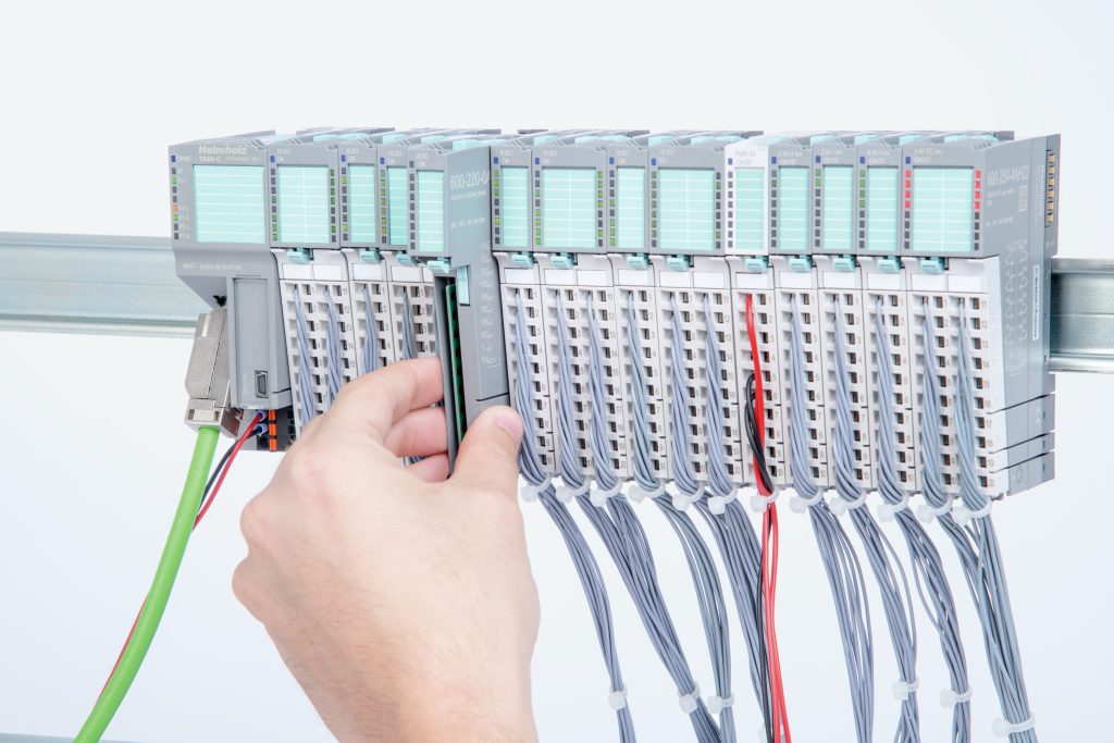 Mit Peak Shaving zur Energiewende 2 Alle TB20 Module werden kontaktsicher und schnell auf die Hutschiene aufgesteckt während das übrige System weiterläuft. Durch die Hot-Swap-fähigen Elektronikmodule lassen sich Ausfallzeiten minimieren.