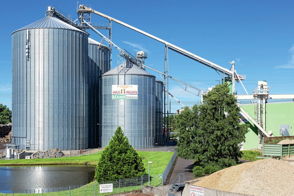 Mit Peak Shaving zur Energiewende 1 Durch ihre Produktion bietet die Tochterfirma Westerwälder
Holzpellets einen wesentlichen Ansatzpunkt für die Optimierung des Stromverbauches der Mann Firmengruppe.