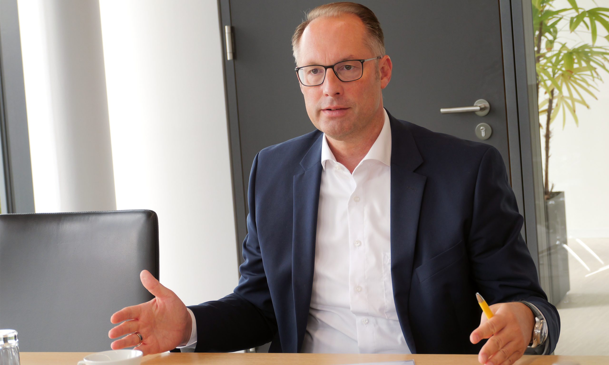 Mit dezentraler Automation und RFID auf Erfolgskurs 8 Mit dezentraler
Automation und RFID
auf Erfolgskurs