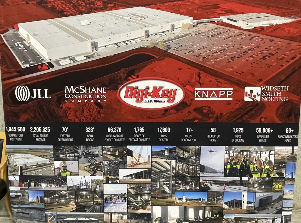 Von Thief River Falls in die ganze Welt 4 289979 altes und neues Gebaeude