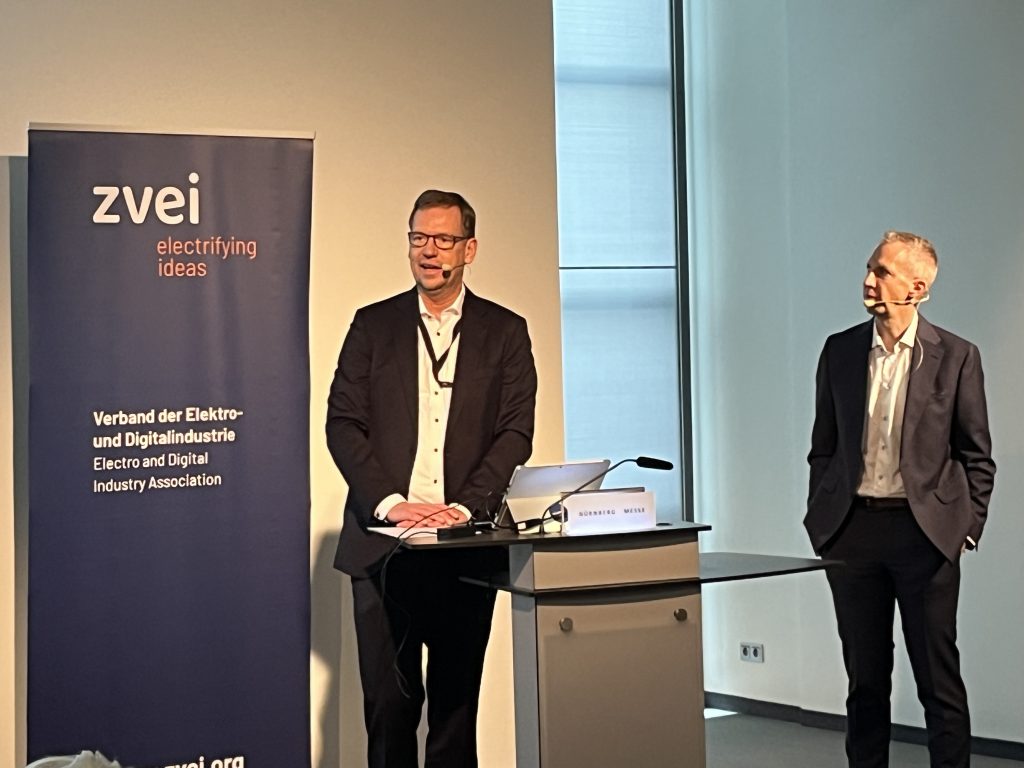 Umsatz weiterhin im Plus 1 Gunther Koschnick, Bereichsleiter Industrie beim ZVEI, und Rainer Brehm, Vorsitzender des ZVEI-Fachverbands Automation, bei der Pressekonferenz im Rahmen der SPS.