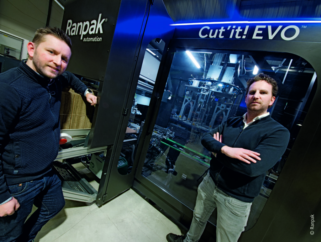 Steuerung sorgt für weniger Transportvolumen und mehr Nachhaltigkeit 1 Noel Ritzen (l.) und Paul Spronken vor einer
Inline-Verpackungsmaschine, die durch PC-based Control und das breite Beckhoff-Portfolio zu 95 Prozent aus standardisierten Teilen besteht.