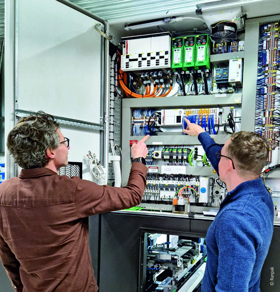 Steuerung sorgt für weniger Transportvolumen und mehr Nachhaltigkeit 2 Ranpak nutzt nahezu die komplette Produktpalette von Beckhoff, z. B. einen Embedded-PC CX20x3 mit angereihten Ethercat-Klemmen und das Multiachs-Servosystem AX8000.