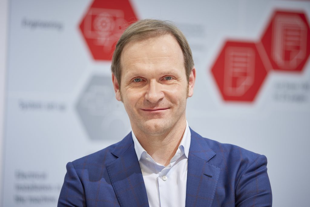 Warum dezentrale Konzepte die Zukunft der Automatisierung sind 2 Immer mehr
etablierte Unternehmen trauen sich,
die sichere Umgebung 'Schaltschrank'
zu verlassen.