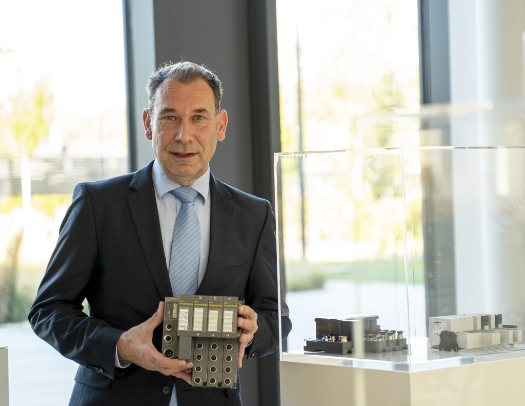 Warum dezentrale Konzepte die Zukunft der Automatisierung sind 5 Olaf Ophoff, Leiter Geschäftsbereich Automation Systems, Turck:
Die dezentrale Automation erlaubt es, sehr schnell und nahezu latenzfrei zu steuern.