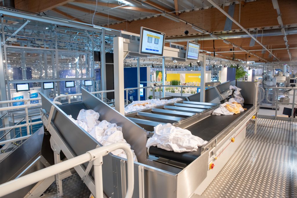 Künstliche Intelligenz entlastet Mitarbeiter bei Bette und Kannegiesser 1 In fast allen industriellen Wäschereien in Deutschland kommen Mitarbeiter in Kontakt mit verdreckter und kontaminierter Wäsche. Kannegiesser stellt Großwäschereianlagen her und entwickelt im Projekt des Kompetenzzentrums Arbeitswelt.Plus eine automatische Klassifikation der Wäsche, um den Kontakt von Mitarbeitern mit der verschmutzten Wäsche zu minimieren.