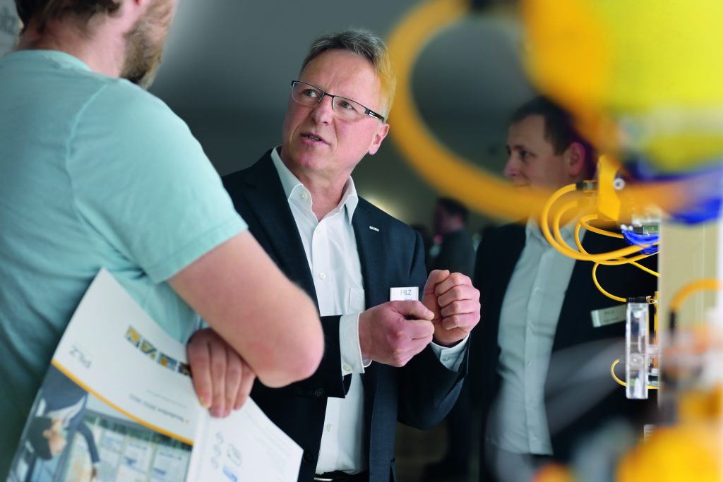 Ab Anfang 2024 ist der Experte f&uuml;r die sichere Automation Pilz mit einem neuen Programm seiner Seminarreihe &bdquo;Automation on Tour&ldquo; deutschlandweit unterwegs. In insgesamt 32 Terminen des Pr&auml;senzseminars und &uuml;ber das Onlineformat &bdquo;Web compact&ldquo; k&ouml;nnen Teilnehmer Wissen erlangen, vertiefen oder auffrischen. 