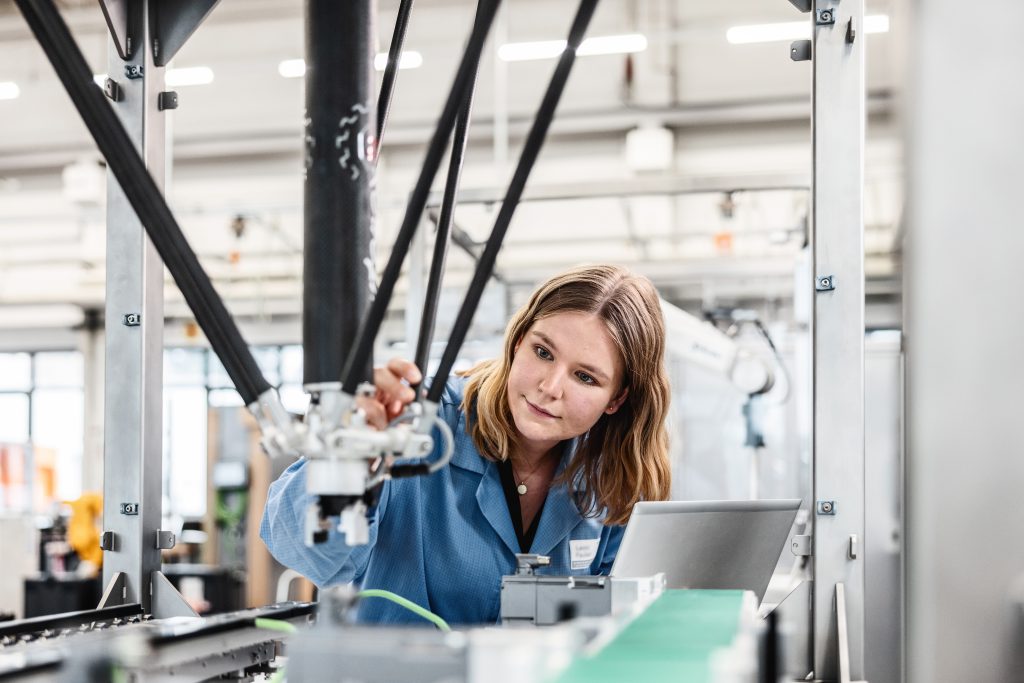 Mit einem &uuml;bergreifende Motion-Konzept will Siemens das Zusammenspiel von Engineering, Steuerung und Antriebstechnik einfach machen.