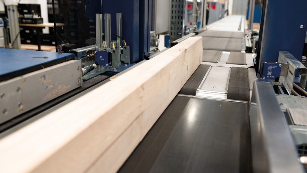 Mühelos 1 Die exakte Vermessung von
Holzbalken im Mikrometerbereich ist mit
den Laserdistanzsensoren der
Wenglor-P3-Serie problemlos ohne weitere Auswerteeinheit möglich.