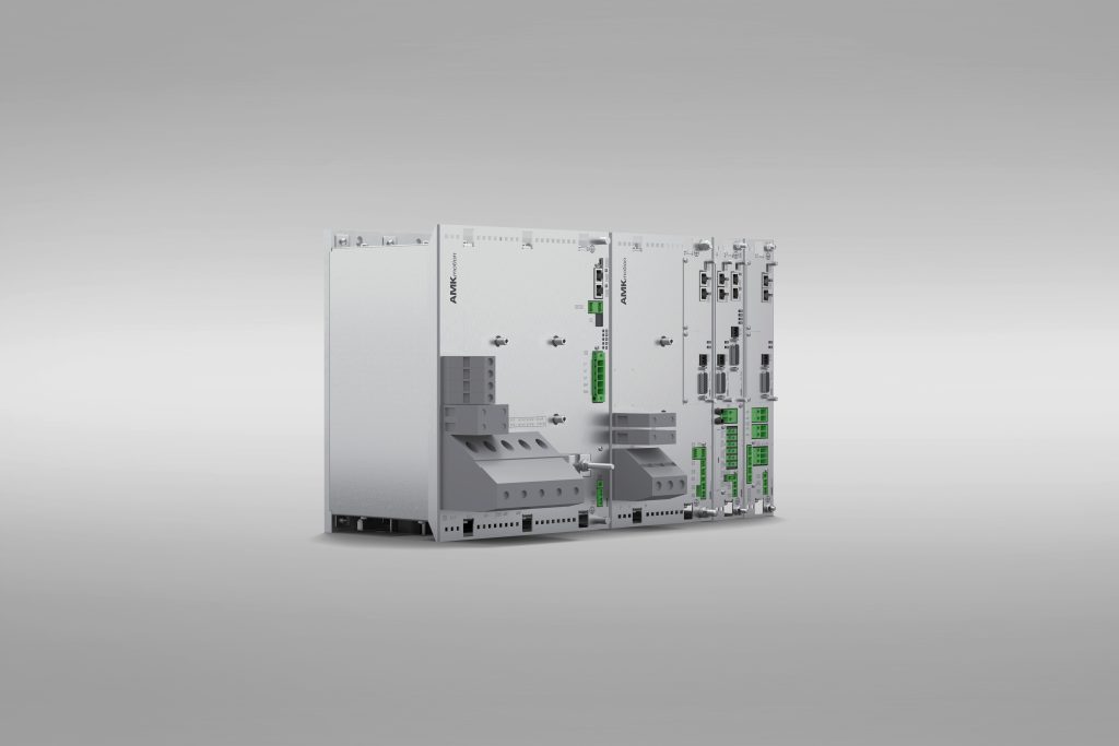 Dauerläufer mit Flüssigkeitskühlung 3 Die Servo-Umrichter KE/KW zeichnen sich durch die ausgeklügelte Kühltechnik aus, die für gute Wärmeabfuhr und lange Lebensdauer der Elektronik sorgt.