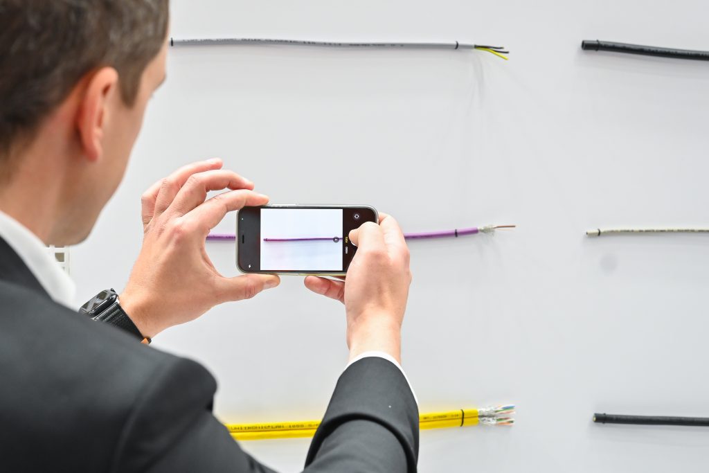 Ein Klick: KI-gestützte Bilderkennungssoftware sorgt für schnelle Bestellung 3 Mit der Visual Search Lösung lassen sich Kabeltypen über ein Foto durch die Software identifizieren.