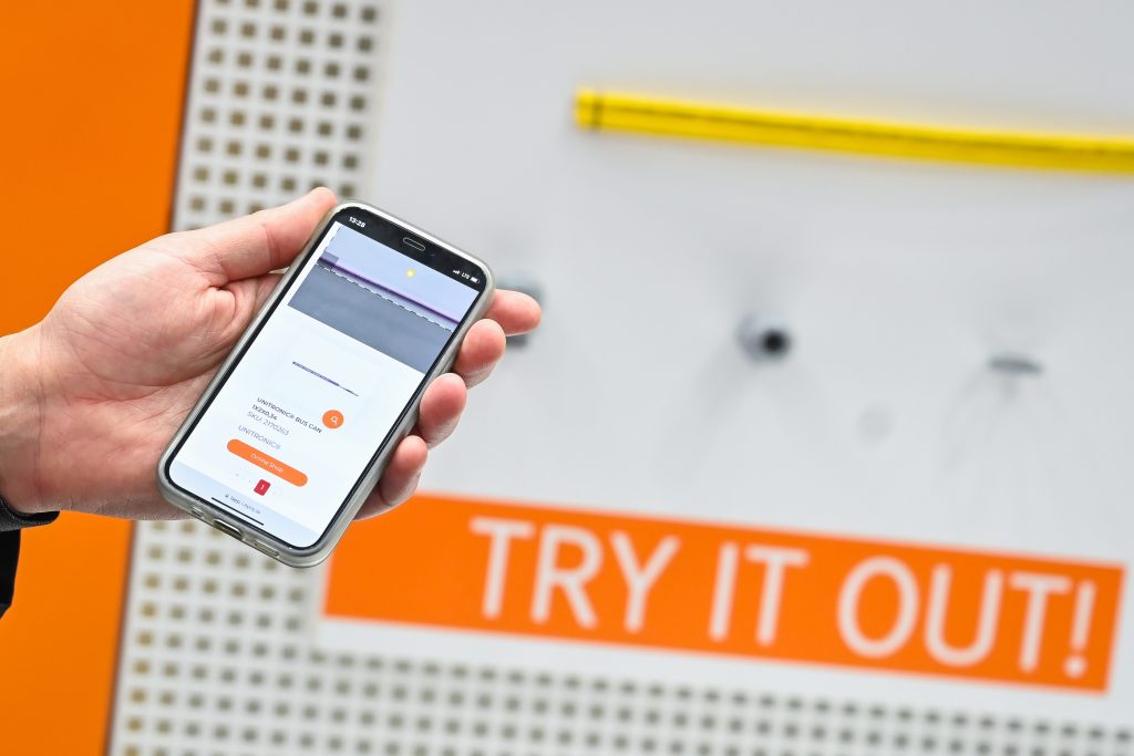 Ein Klick: KI-gestützte Bilderkennungssoftware sorgt für schnelle Bestellung 2 Im FutureLab auf dem Messestand konnten
Besucher der SPS 2023 sich von der Lösung überzeugen.