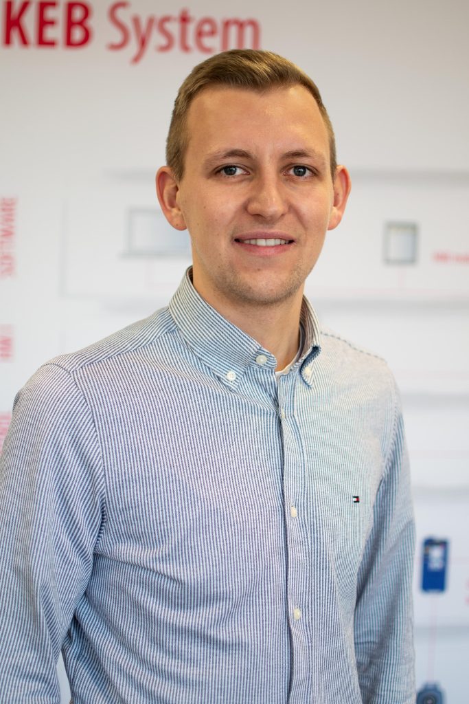 Intelligente Antriebe bewegen die Automatisierungstechnik 2 Intelligente Antriebslösungen machen
es möglich, Anlagen modular aufzubauen und zu vernetzen.
Fabio Husmann
KEB Automation