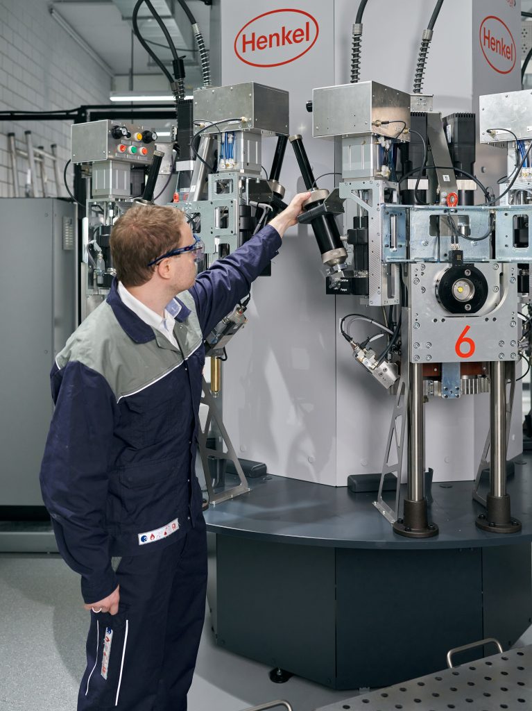 Weiss-Ringrundschalttisch im Battery Engineering Center von Henkel 1 Der Drehturm auf Basis eines Ringrundschalttischs von Weiss sorgt dafür, dass die Dosiereinheiten mit der Strom- und Medienzufuhr verbunden bleiben und gleichzeitig vom Roboter entnommen werden können.