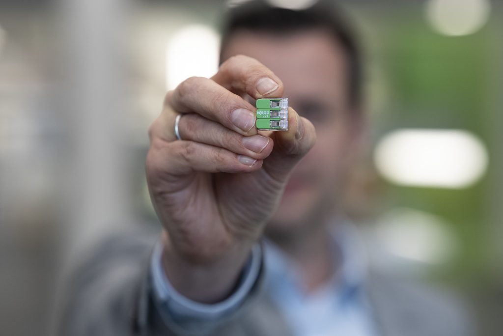 Wago feiert 50 Jahre Verbindungsklemme 1 Dr. Heiner Lang präsentiert die Green Range Serie 221