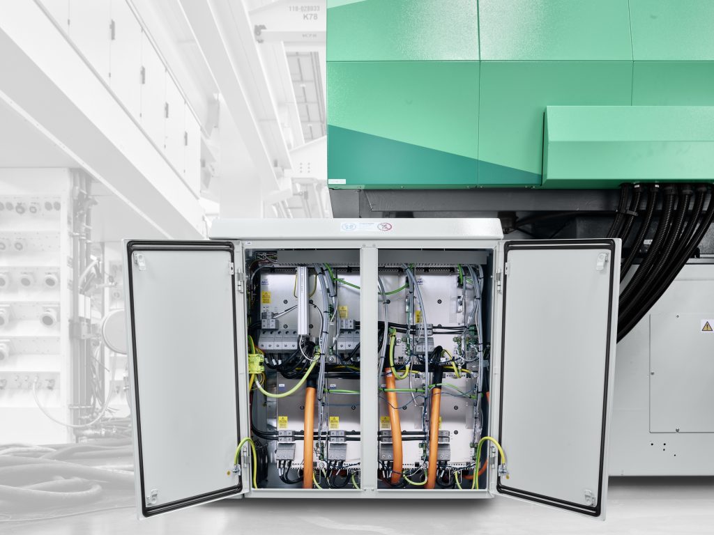 Dauerläufer mit Flüssigkeitskühlung 1 Die Flüssigkeitskühlung der KE/KW-Umrichter von AMKmotion spart viel Platz im Schaltschrank und erhöht die Verfügbarkeit der Elektronik.