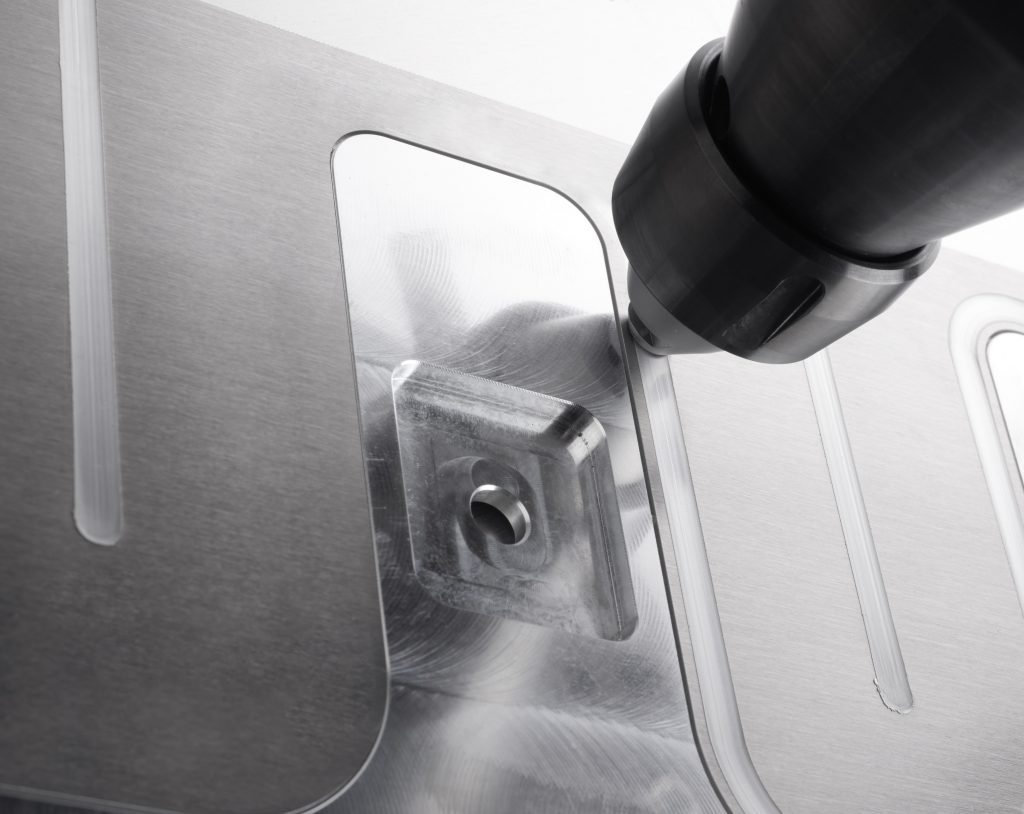 Lernen beim Schweißen 1 Beim Rührreibschweißen verrührt der Schweißstift die beiden Werkstücke miteinander. Weidmüller und die Grenzebach Gruppe entwickeln gemeinsam entsprechende Analytic Tools, um die Prozesse besser verfolgen zu können.