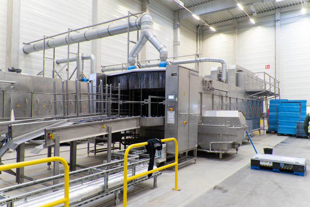 Mehrwegladungsträger als nachhaltige Logistiklösung 2 In der Waschanlage im Conditioning Center in Riedstatt bei Frankfurt werden die Mehrwegladungsträger automatisch gereinigt.