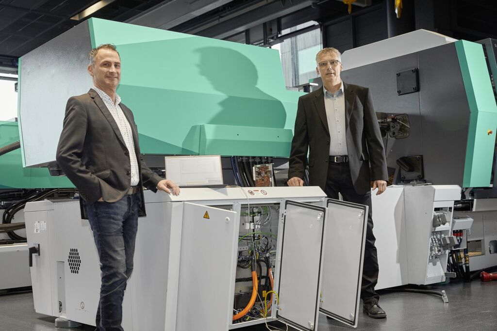 Dauerläufer mit Flüssigkeitskühlung 2 Entwickelten gemeinsam mit den Konstrukteuren von AMKmotion die KE/KW-Umrichter (v.l.): Volker Kethur und Michael Kaupp, Produktentwickler bei Arburg.