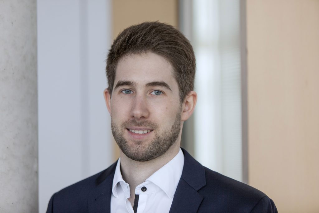 "Wie passende Spanntechnik die Automation voranbringt" 1 Autor: Dr. Philipp Sommer, Bereichsleiter Automation bei Hainbuch: "Schnellwechselsysteme - beispielsweise unser centroteX AC - für Außen- und Innenspannung erlauben einen höheren Automatisierungsgrad selbst bei kleinen Losgrößen."