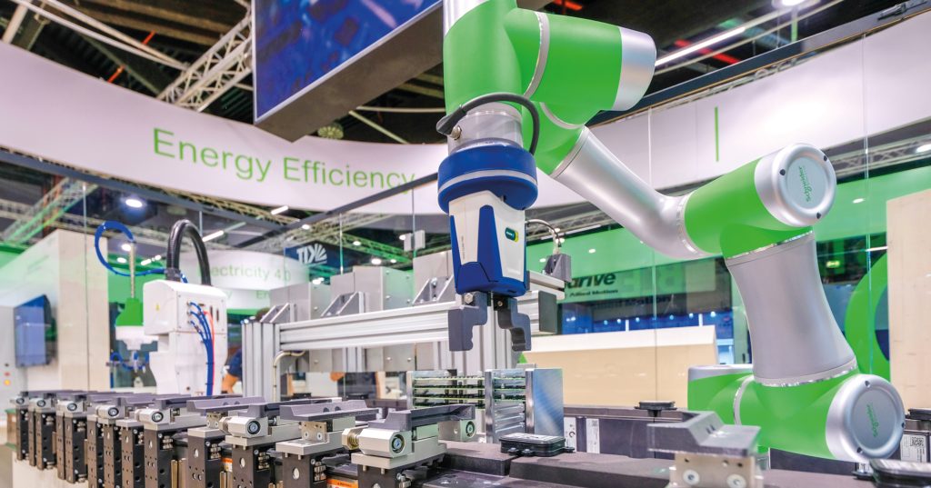 Nachhaltig erfolgreicher wirtschaften 1 Mithilfe von Robotik-Lösungen
von Schneider Electric konnten vier Studenten von Desoltik, einer Start-Up-Gründung des renommierten Karlsruher Institut für Technologie (KIT), eine vollautomatische Maschine realisieren, die noch funktionstüchtige Halbleiter aus ausrangierten Elektrogeräten ausbaut.