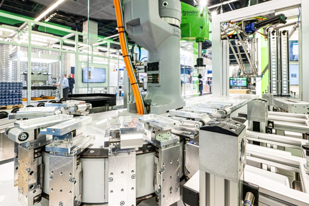 Nachhaltig erfolgreicher wirtschaften 2 Der Multi Carrier Lexium MC12 erinnert mit seiner Funktionsweise an eine Magnetschwebebahn und besteht aus frei kombinierbaren Schienenelementen sowie darauf aufsetzbaren Trageeinheiten.