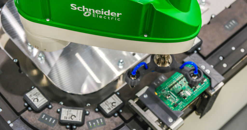 Nachhaltig erfolgreicher wirtschaften 3 Je nach Platinengröße sind die Trageelemente in der Lage, ihren Abstand in Windeseile anzupassen und so auch unterschiedliche
Leiterplatten aufzunehmen.