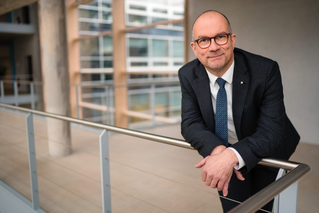 Industrielle Zeitenwende: Der Mensch im Mittelpunkt 1 Das IAO hat das Thema, wo der Mensch in
der Industrie bleibt, nie aus den Augen verloren.
Prof. Oliver Riedel, Leiter des Fraunhofer-Instituts IAO und Leiter des Universitäts-Instituts für Steuerungstechnik in Stuttgart