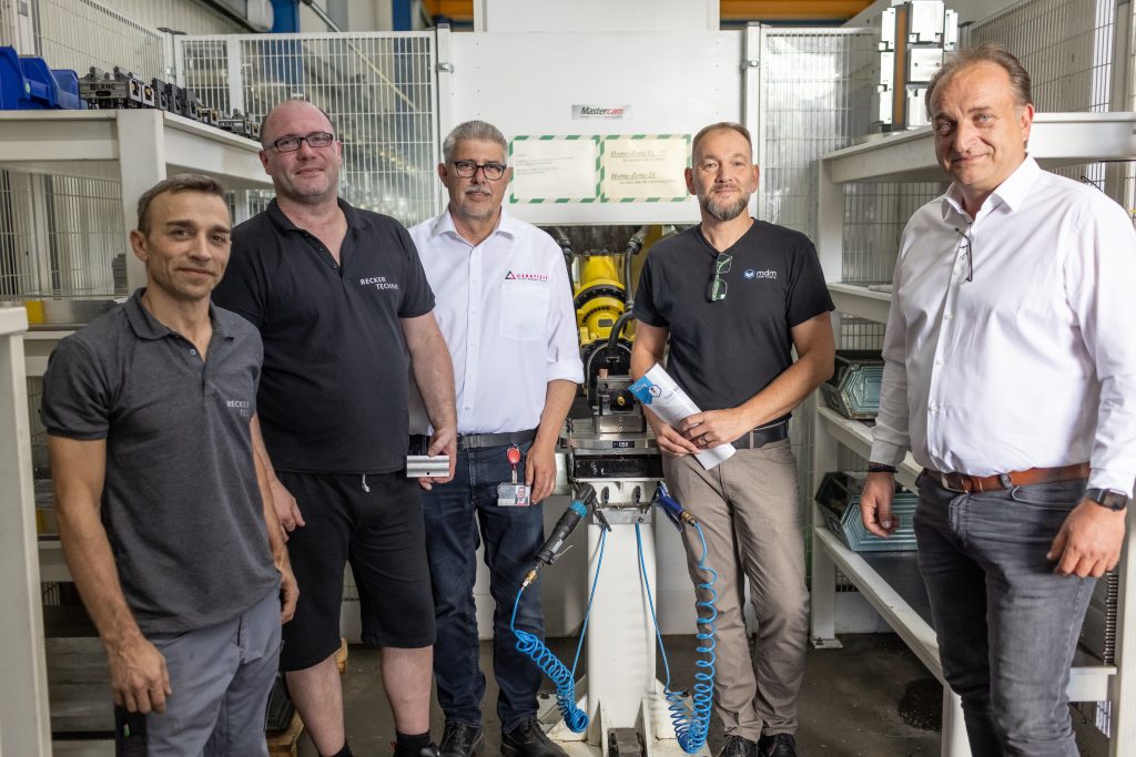 Werkzeuge - immer passend 1 Digital in eine effiziente Zukunft (v.r.): Andreas Recker, geschäftsführender Gesellschafter von Recker Technik, Stefan Salmen (InterCAM Deutschland), Hans-Jürgen Lange, Ceratizit-Anwendungstechniker im Außendienst, Daniel Schultes, CAM- und Fräsabteilung