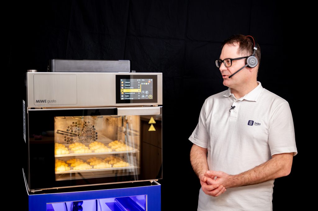 Die Maschine, die mich versteht 1 Der Sabot ermöglicht eine verständliche und zuverlässige Sprachsteuerung von
Maschinen - vom Industrieroboter bis zum industriellen Backautomaten.