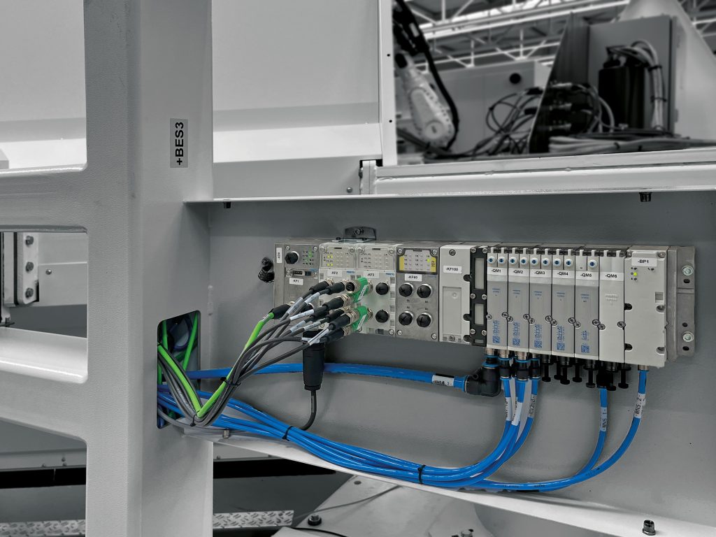 SHL nutzt NearFi-Technologie zur Automatisierung von Drehtischen 2 Kontaktlose Kommunikation zwischen SPS und Profinet-Ventilinsel: An diese sind Sensoren und Aktoren zum Spannen der Werkstücke angeschlossen.