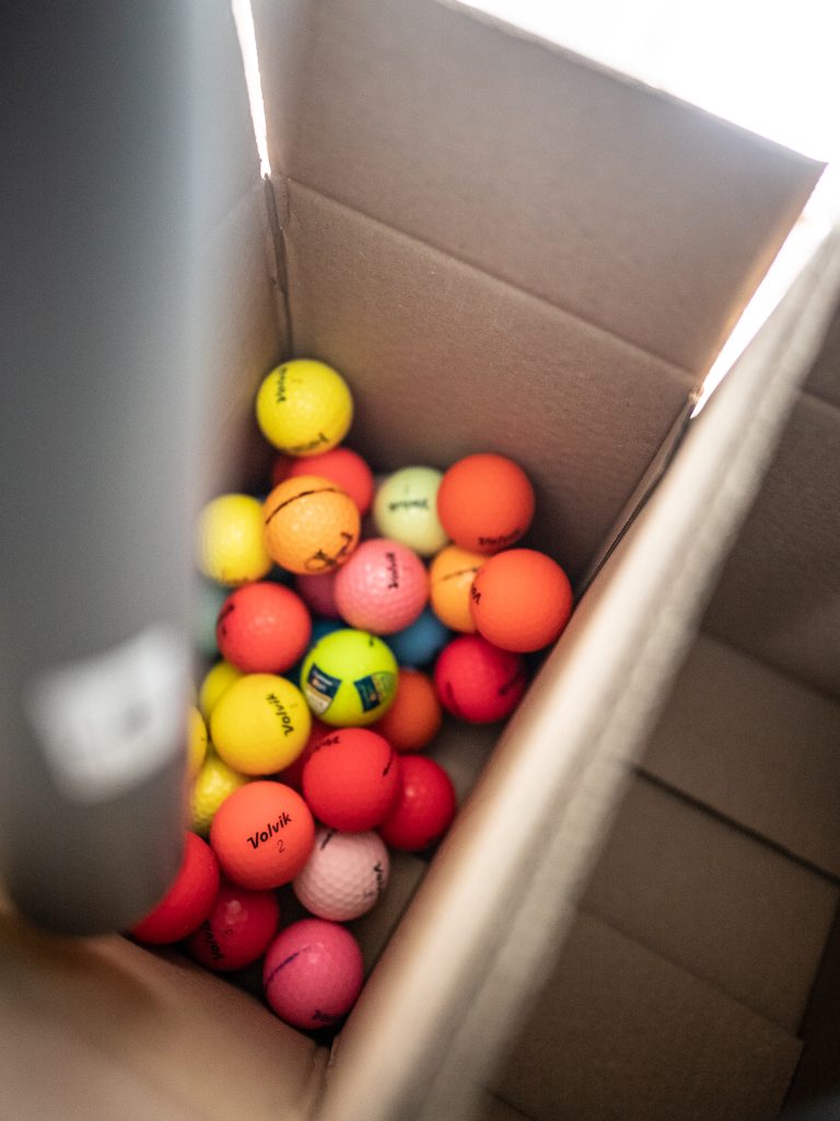 Mit Drive und KI sortiert 1 Aufgrund der vielen verschiedenen Merkmale von Golfbällen,
lassen sie sich effizient nur per KI sortieren.