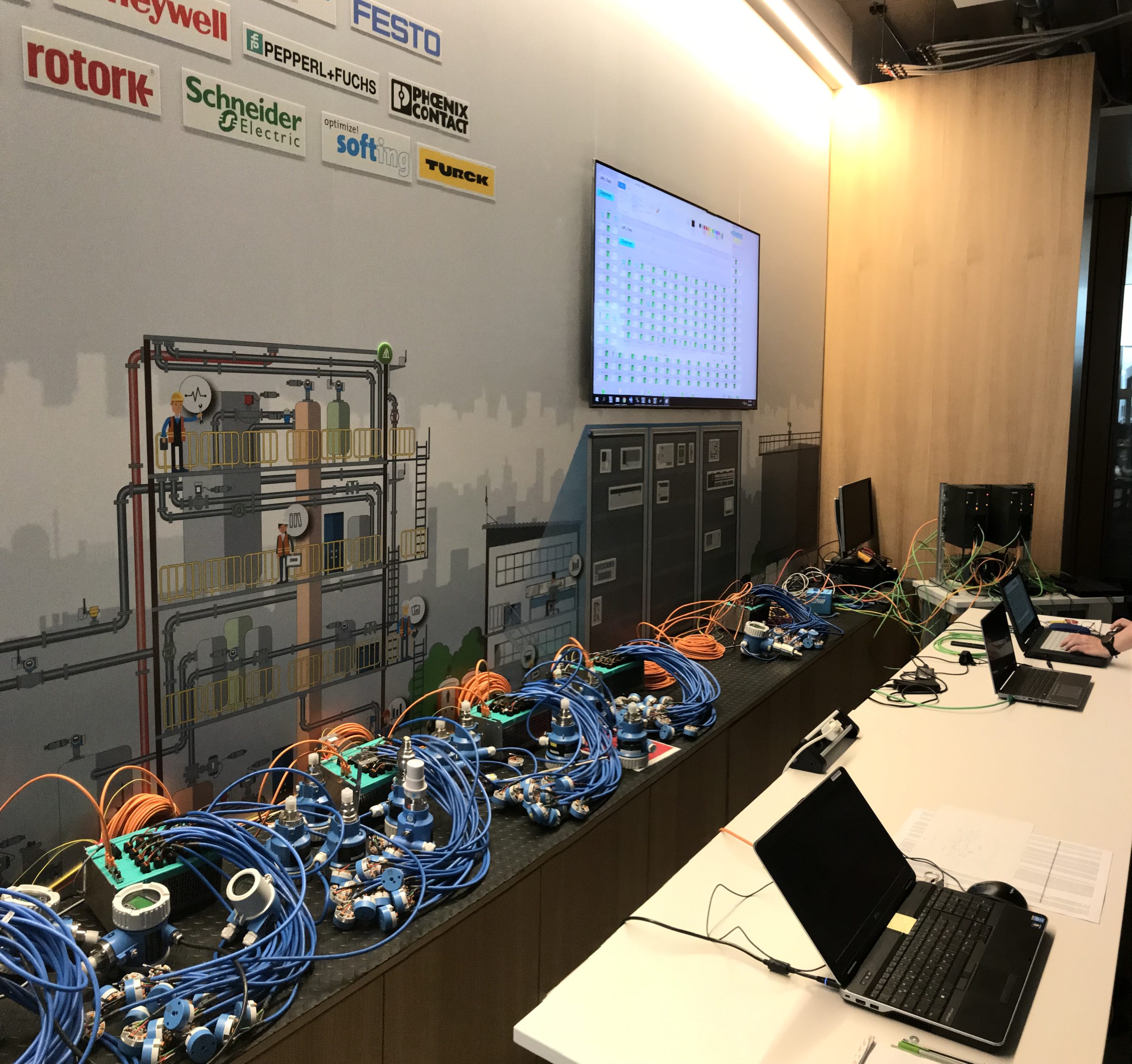 Mit Ethernet-APL gelingt die vertikale Integration von der Feldebene bis zur Betriebsleitebene 6 Mit Ethernet-APL gelingt die vertikale Integration von der Feldebene bis zur Betriebsleitebene