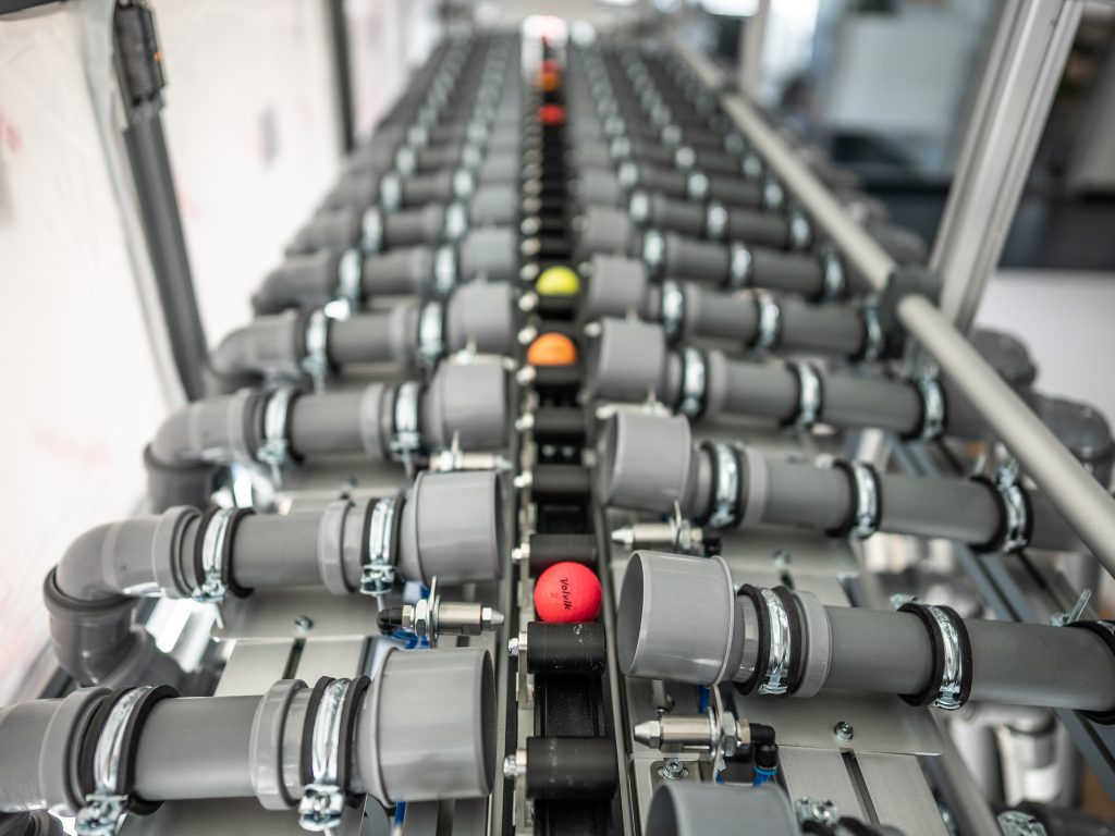 Mit Drive und KI sortiert 2 Separierter Transport via Fördergurt und per Blasedüse ab ins richtige Rohr