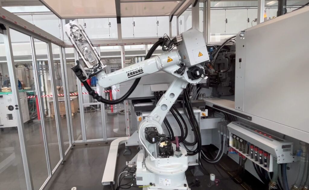 Jubiläen für Automationsgeschäft und Kunden-Event 3 Jede dritte Arburg-Spritzgießmaschine wird mittlerweile mit der passenden Automation ausgeliefert.