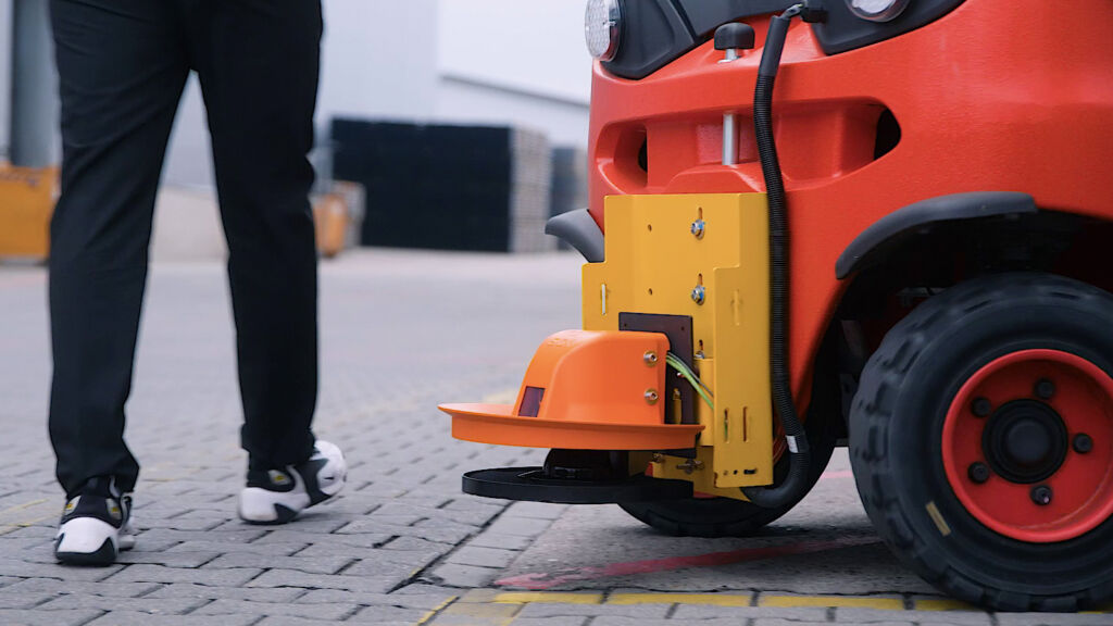 Fahrerlos im Freien sicher transportieren 1 Die Sicherheits-Laserscanner OutdoorScan3 sorgen für eine sichere Fahrt bei der fahrerlosen Intralogistik im Außenbereich.