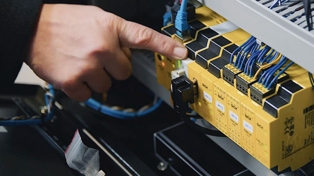 Fahrerlos im Freien sicher transportieren 2 Modular, flexibel und leistungsstark: Flexi Soft komplettiert das Sensorkonzept bei Ostendorf.