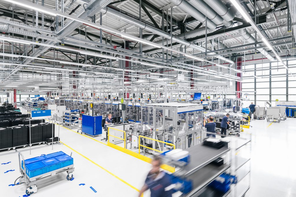 ctrlX Automation von Bosch Rexroth in der Anwendung 1 Am Bosch-Standort Blaichach sind
alle Montagezellen der Gesamtanlage
sowie des Transportsystems mit der
Steuerung ctrlX Core ausgestattet.