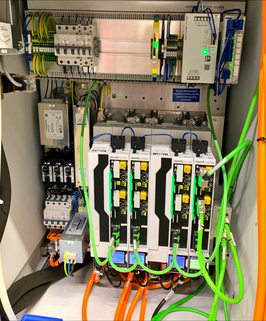 ctrlX Automation von Bosch Rexroth in der Anwendung 2 Mit den Antriebsreglern ctrlX Drive setzt Bosch
in Ansbach nicht nur auf eine kompakte
Bauform, sondern auch auf weniger
Energieverbrauch und mehr Sicherheit.