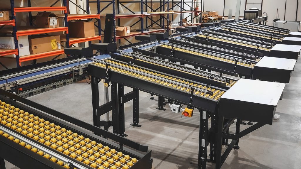 Automatisiert sortiert 1 Der Paketsortierer Fit Sorter von Rielec kann bis zu 1.800 Kartons in einer Stunde automatisiert an verschiedene Stationen befördern.